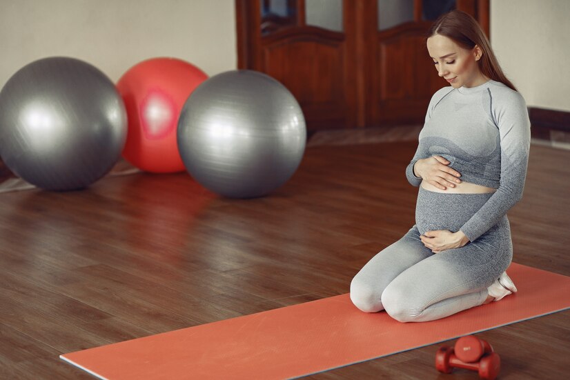 pregnant-woman-training-gym_1157-28845